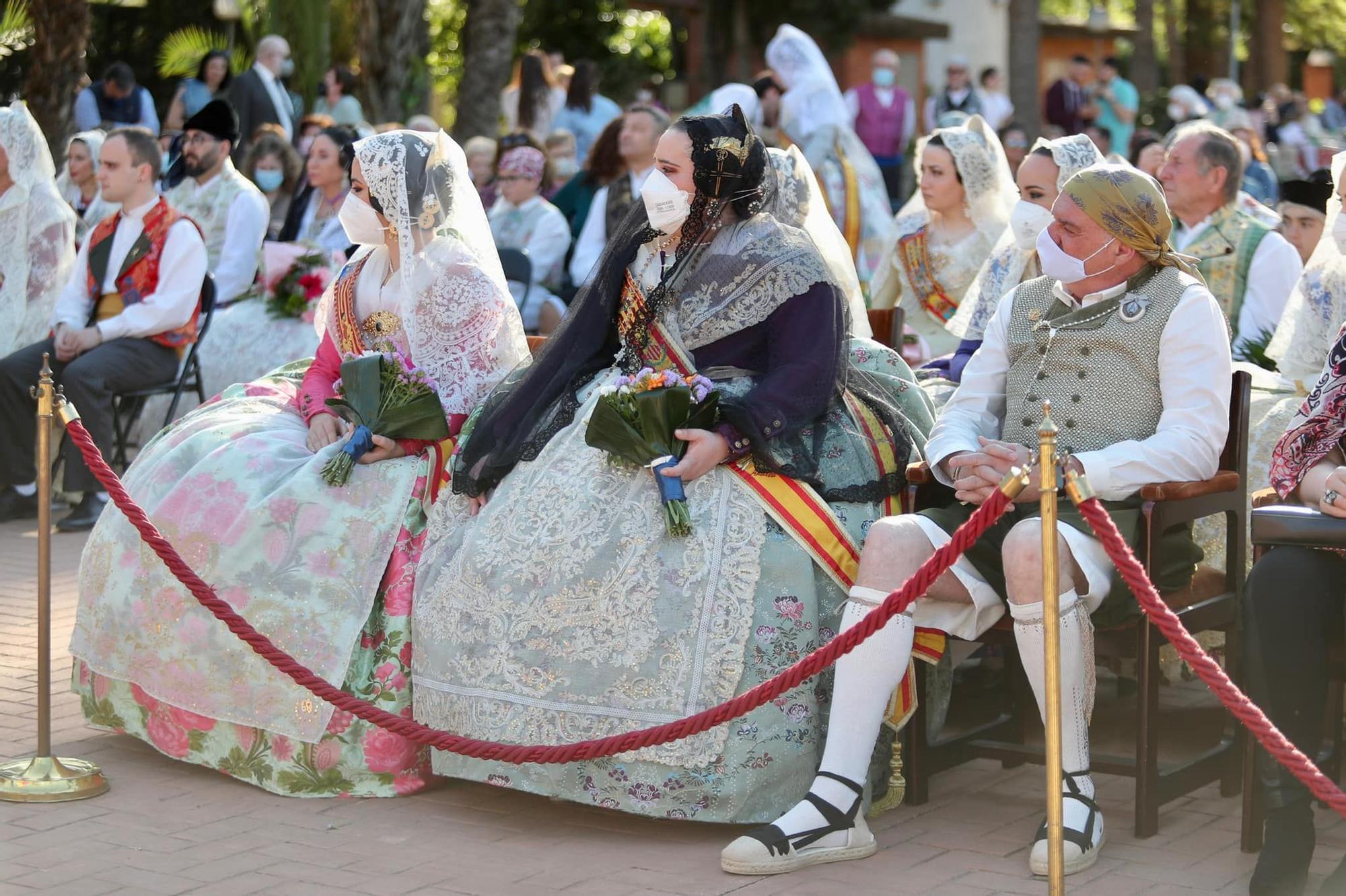 Carmen y la corte recuperan las mascarillas por prudencia sanitaria en el Cottolengo