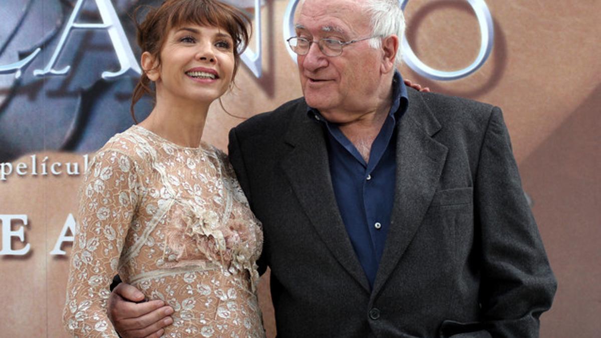 Vicente Aranda, junto a Victoria Abril, su actriz fetiche, en la presentación en Madrid de 'Tirant lo blanc', en el 2006.