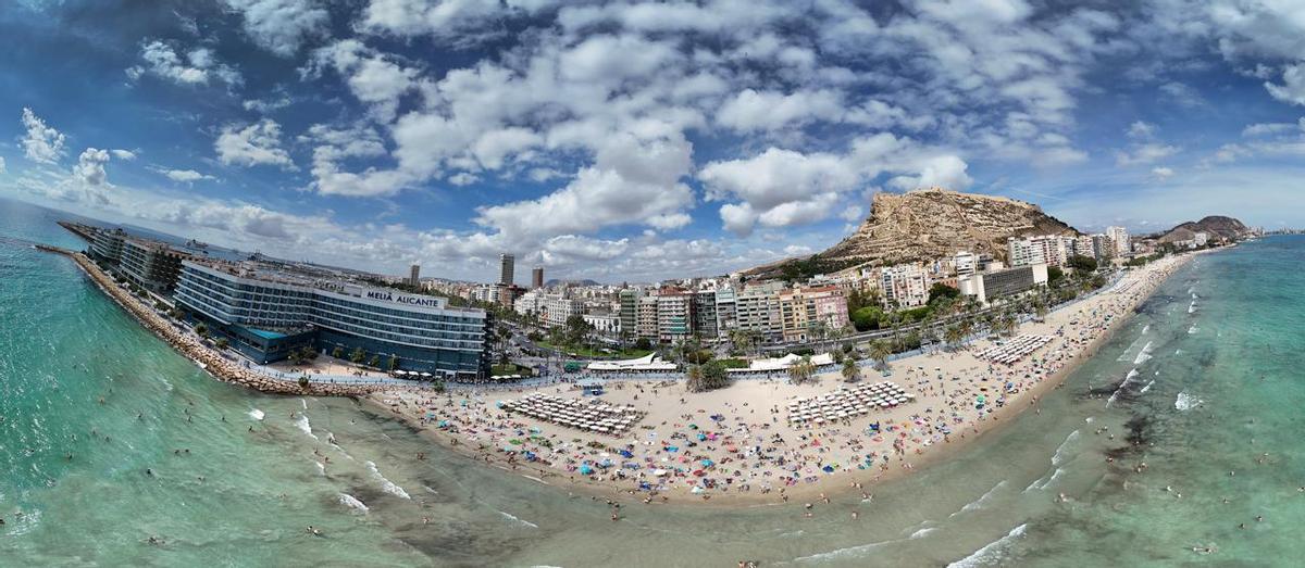 Así ha sido el primer fin de semana del otoño en la playa del Postiguet