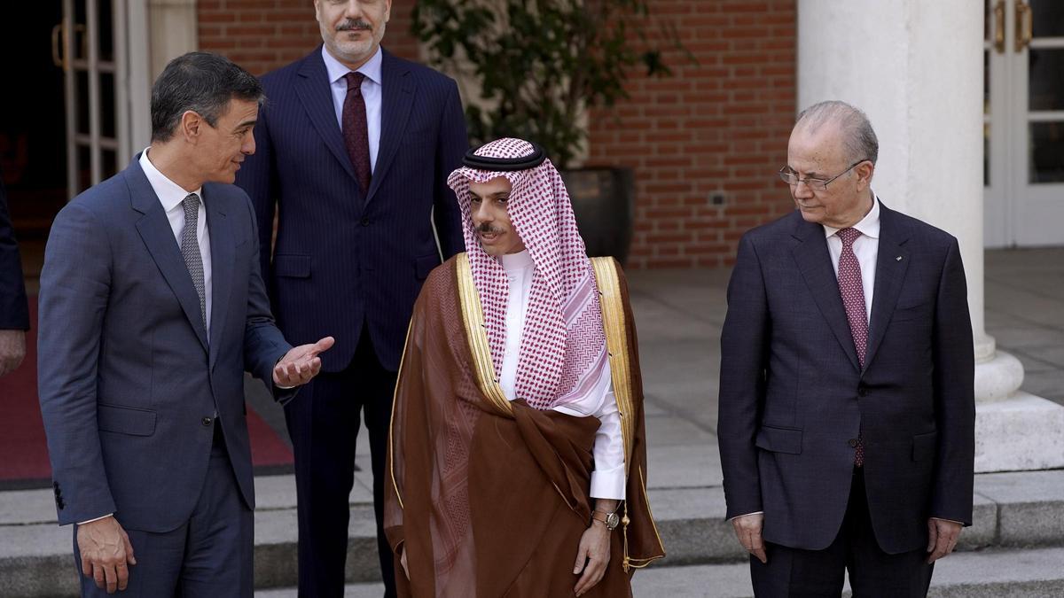 El Presidente Pedro Sanchez, recibe al primer ministro palestino, Mohamed Mustafa  (d), Faisal bin Farhan al Saud, ministro de Exteriores de Arabia Saudí, y a varios ministros de Asuntos Exteriores de paises del llamado Grupo de Contacto Arabe para Gaza.