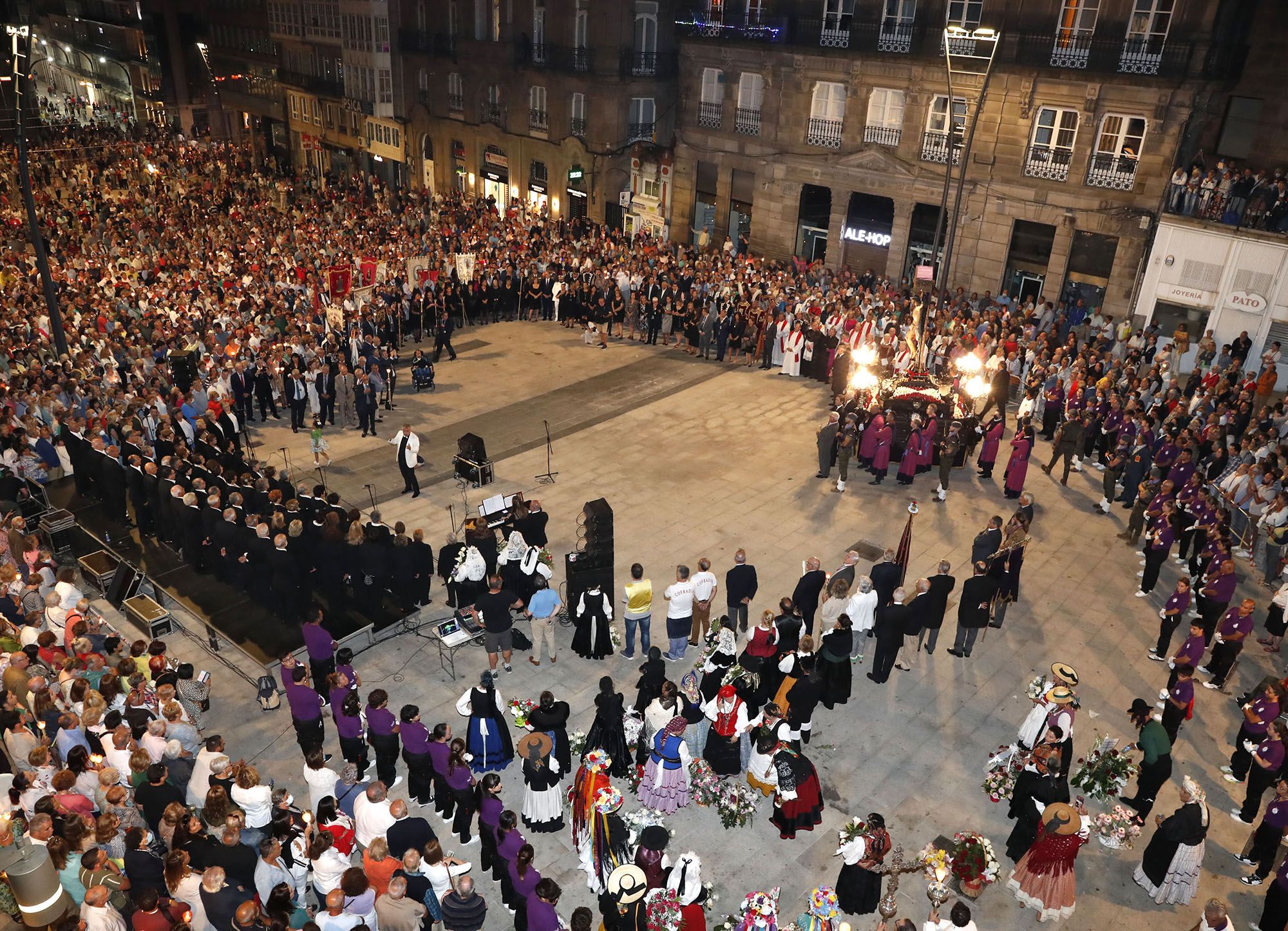 Miles de vigueses, ayer en la nueva Porta do Sol acompañando al Cristo de la Victoria en procesión