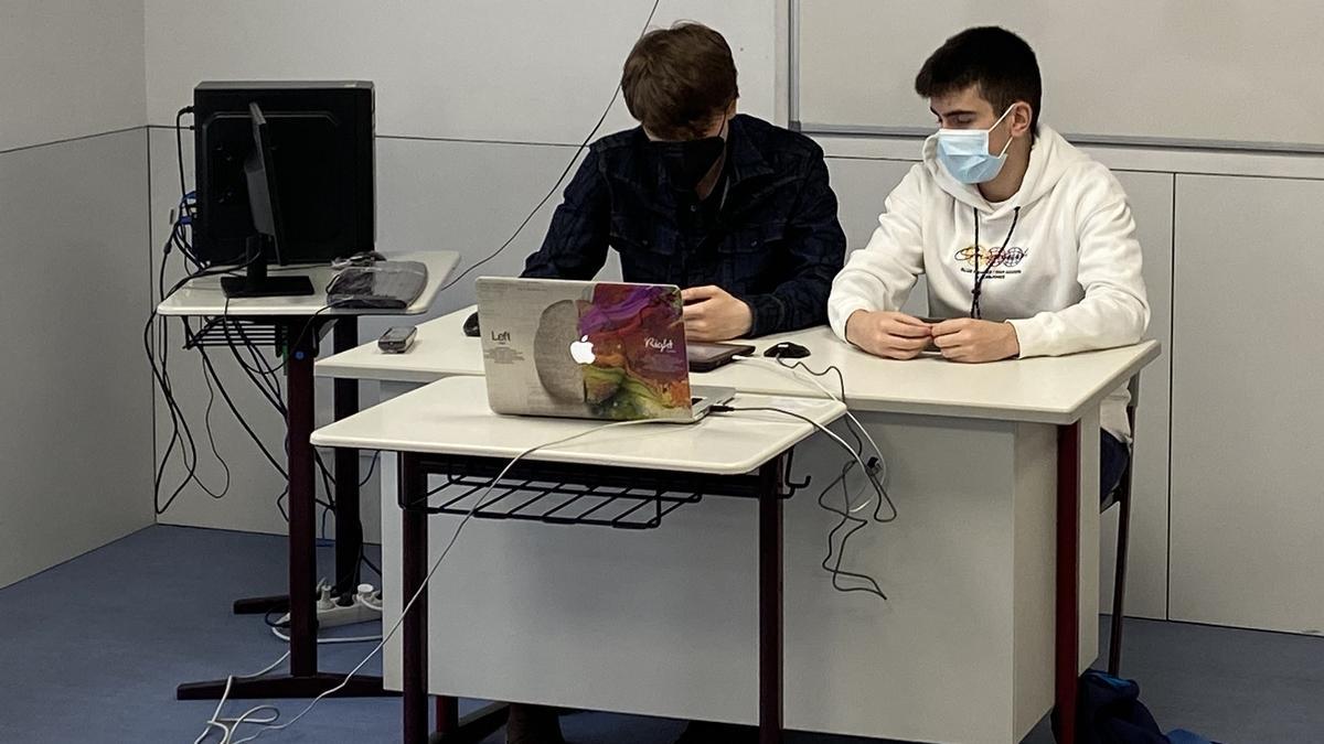 Alumnos del Colegio Miralba en la exposición de la investigación.