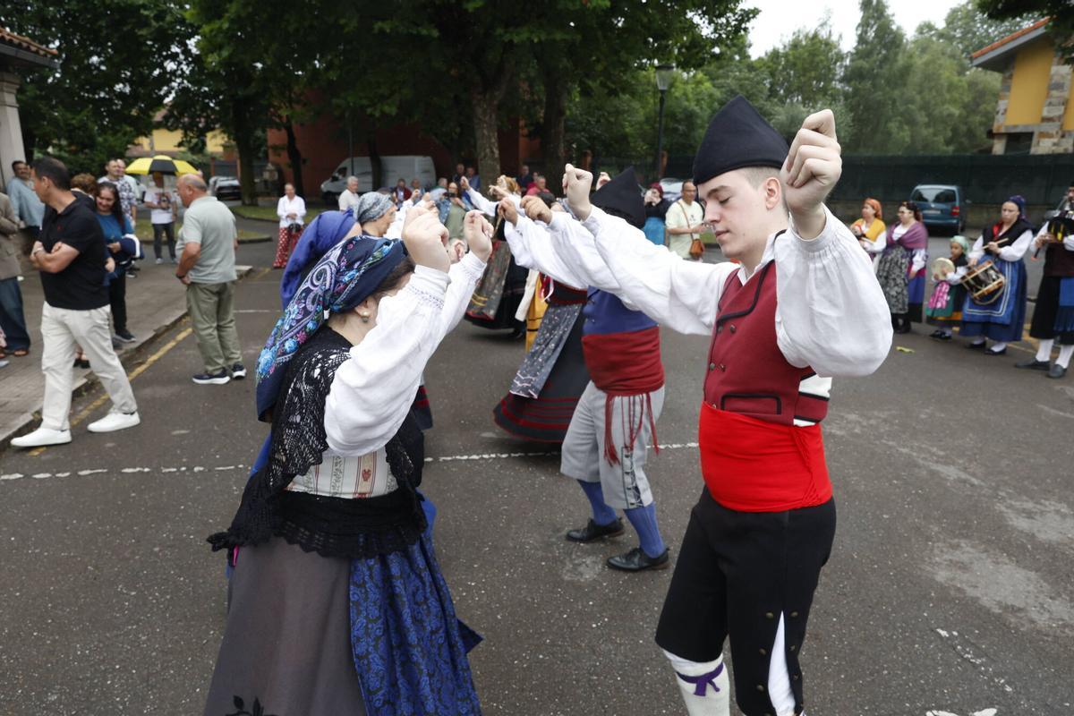 La misa y procesión del barrio de Jove, en imágenes La misa y procesión del barrio de Jove, en imágenes