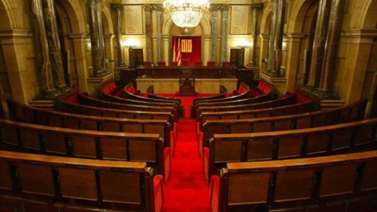 Escaños vacíos del Parlament de Catalunya.