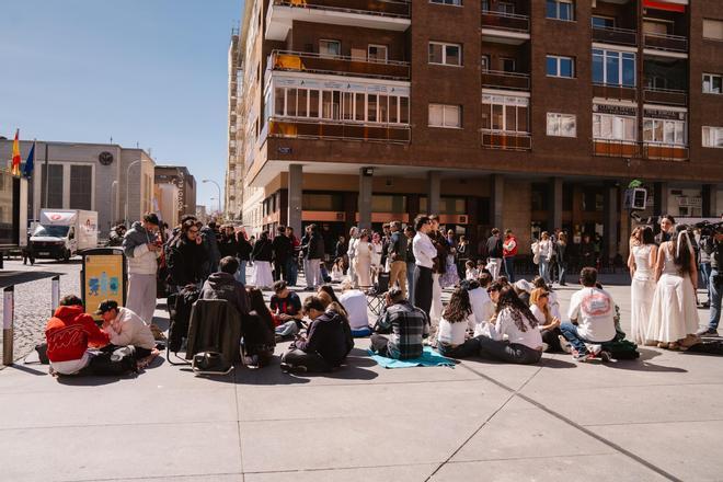 Madrid ya espera a Rosalía: colas, pancartas y nervios por el primer concierto de 'Lux' en España