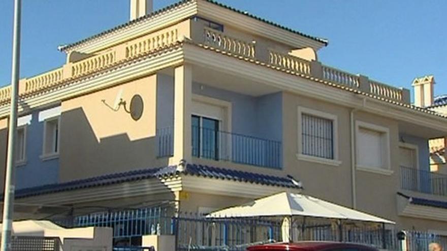 Hallan a una madre y su bebé muertos en su casa