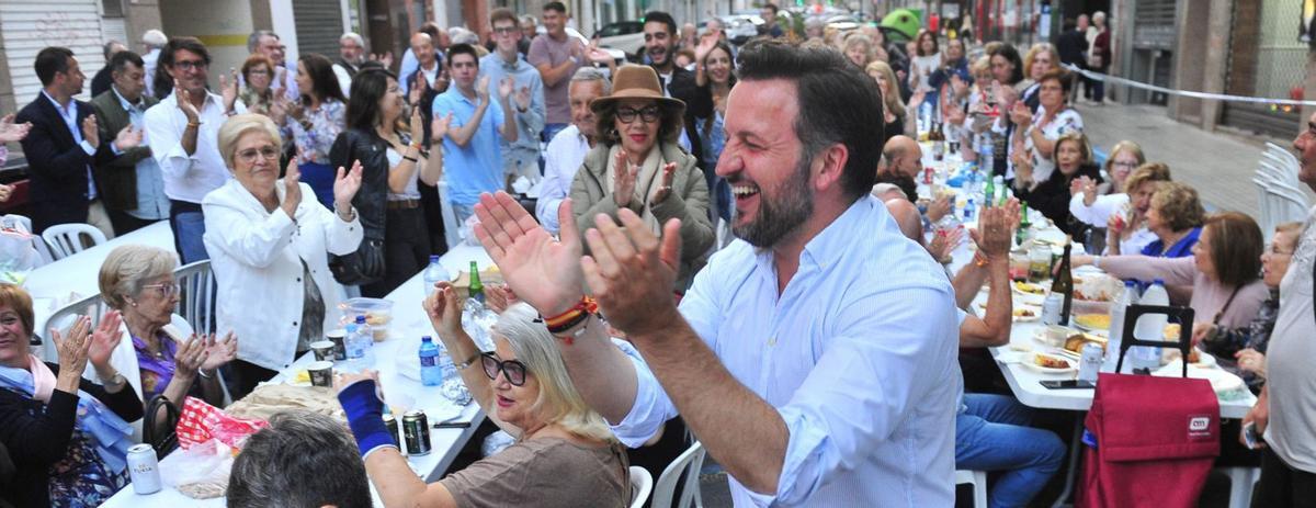 El candidato del PP, Pablo Ruz, eufórico, fue uno de los que más disfrutó en el «sopar del cabasset» que organizaron los populares ilicitanos, y también se animó a echarse algún baile. | MATÍAS SEGARRA