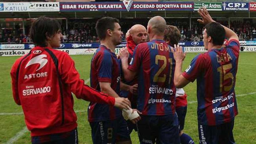 Los jugadores del Éibar celebran el pase contra el Alcoyano. | g. estrada