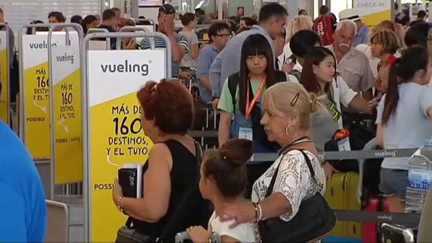 Fomento abre expediente a Vueling y le exige soluciones