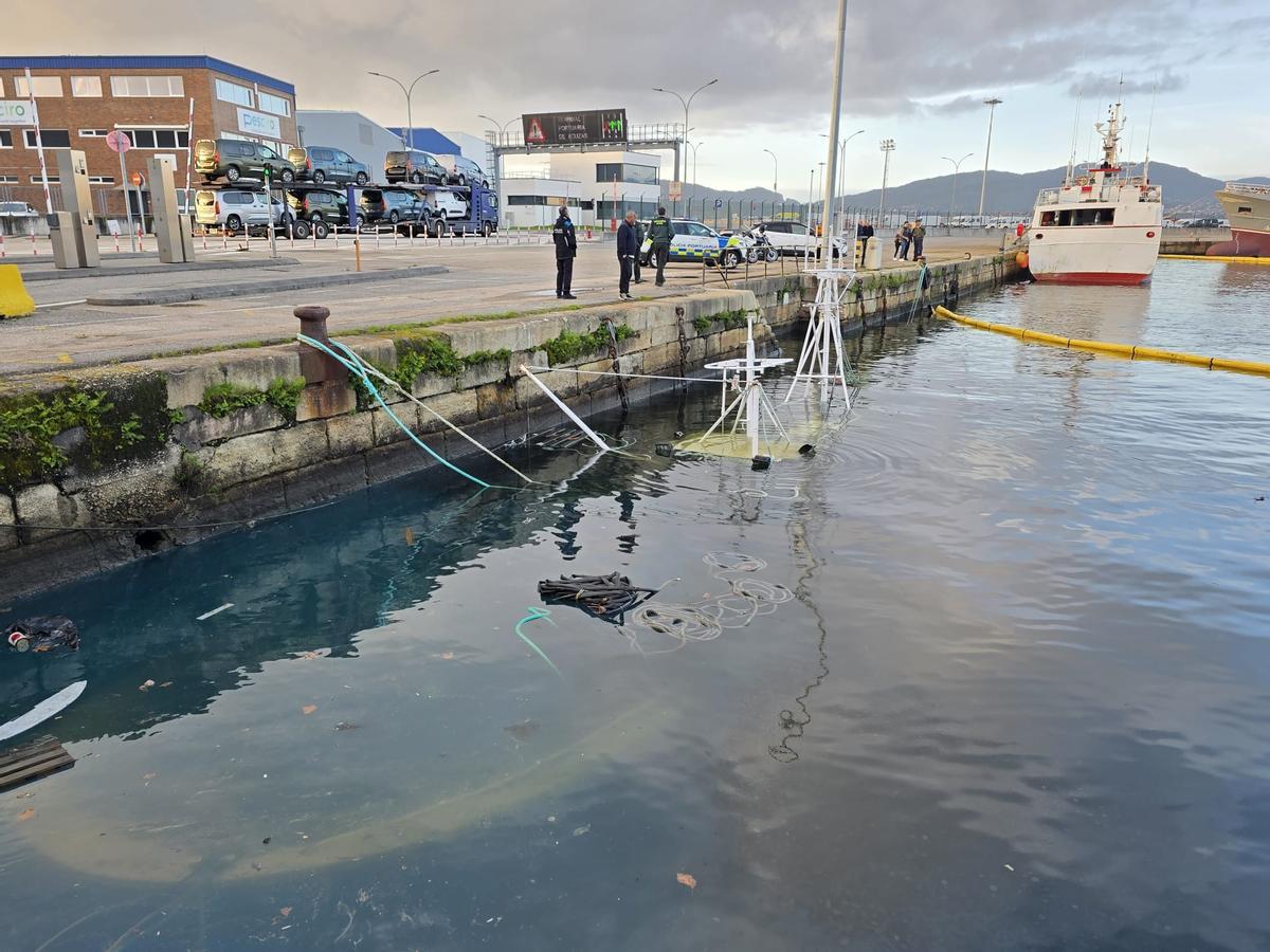 El pesquero portugués hundido en la dársena de Bouzas, en imágenes