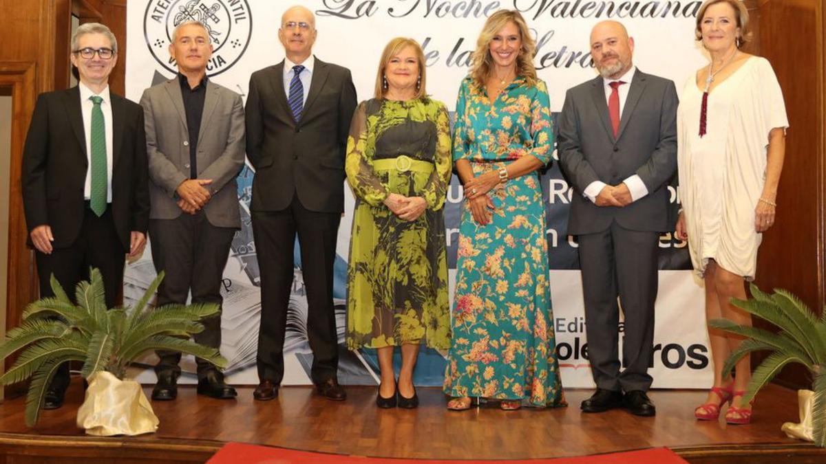 Toni Alcolea (Editorial OléLibros), José Antonio Fernández (Poesía), Carlos García (Relato), Carmen de Rosa (Pta del Ateneo), Marta Robles (Premio de las Letras), Jesús García (Novela) y Melania Vázquez (Coordinadora de los Premios Literarios del Ateneo)