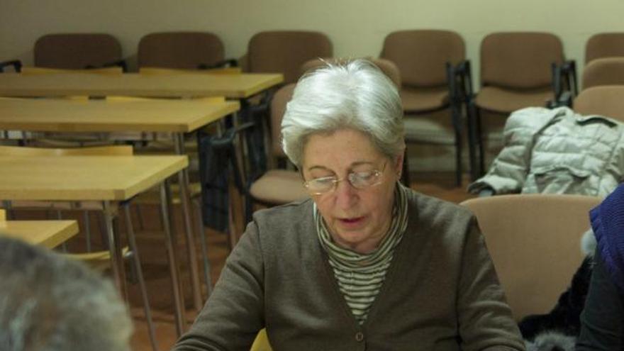 Una lectora lee El Quijote en voz alta, ayer, en la Biblioteca Municipal.