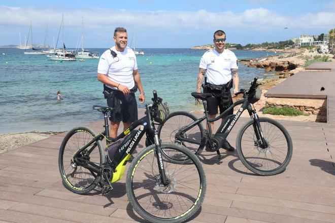 Agentes de la UTP de Sant Antoni patrullan el litoral en bicicleta eléctrica.