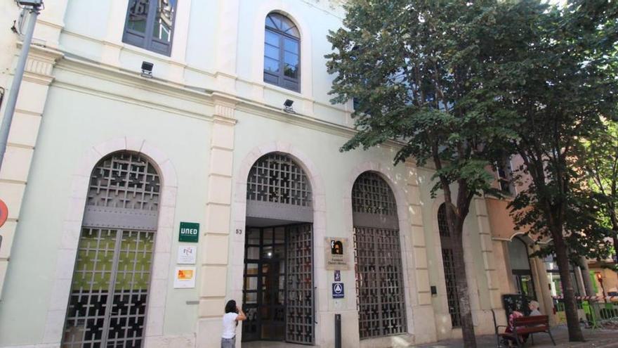 a façana de la seu de la Fundació Clerch i Nicolau, al carrer Nou de Figueres. |