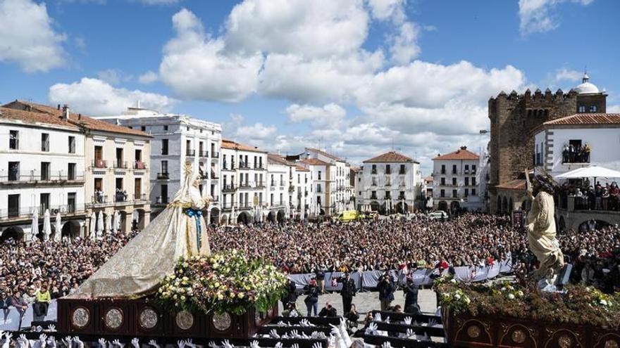 El Encuentro pondrá el broche final a la Semana Santa de Cáceres en una mañana de calor y gran afluencia