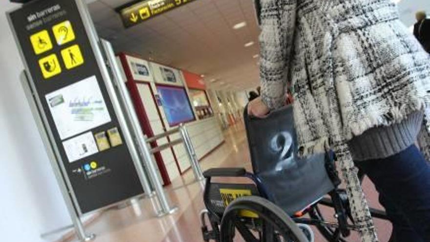 Aena incorpora en el aeropuerto Alicante-Elche la geolocalización para las personas con movilidad reducida