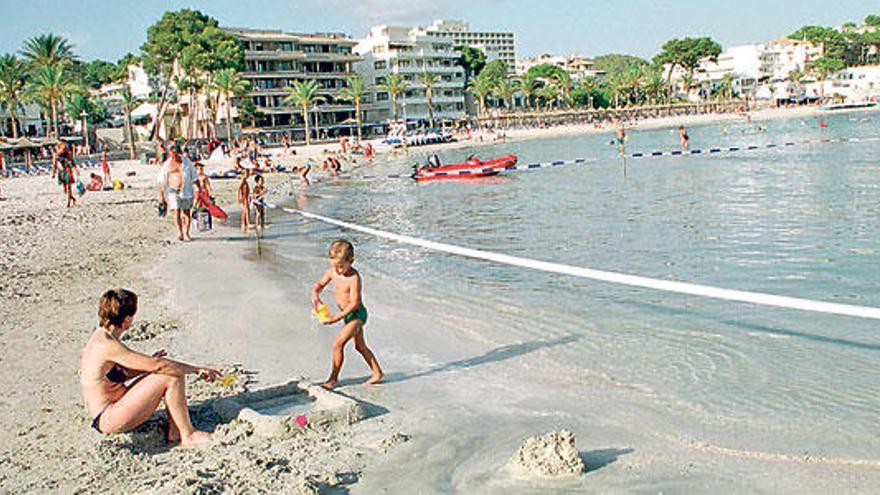 Un hombre de 80 años muere ahogado en la playa de Palmira, en Calvià