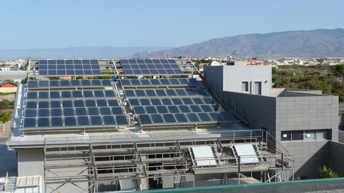 Placas solares en el edificio bioclimático CIESOL de la Universidad de Almería.