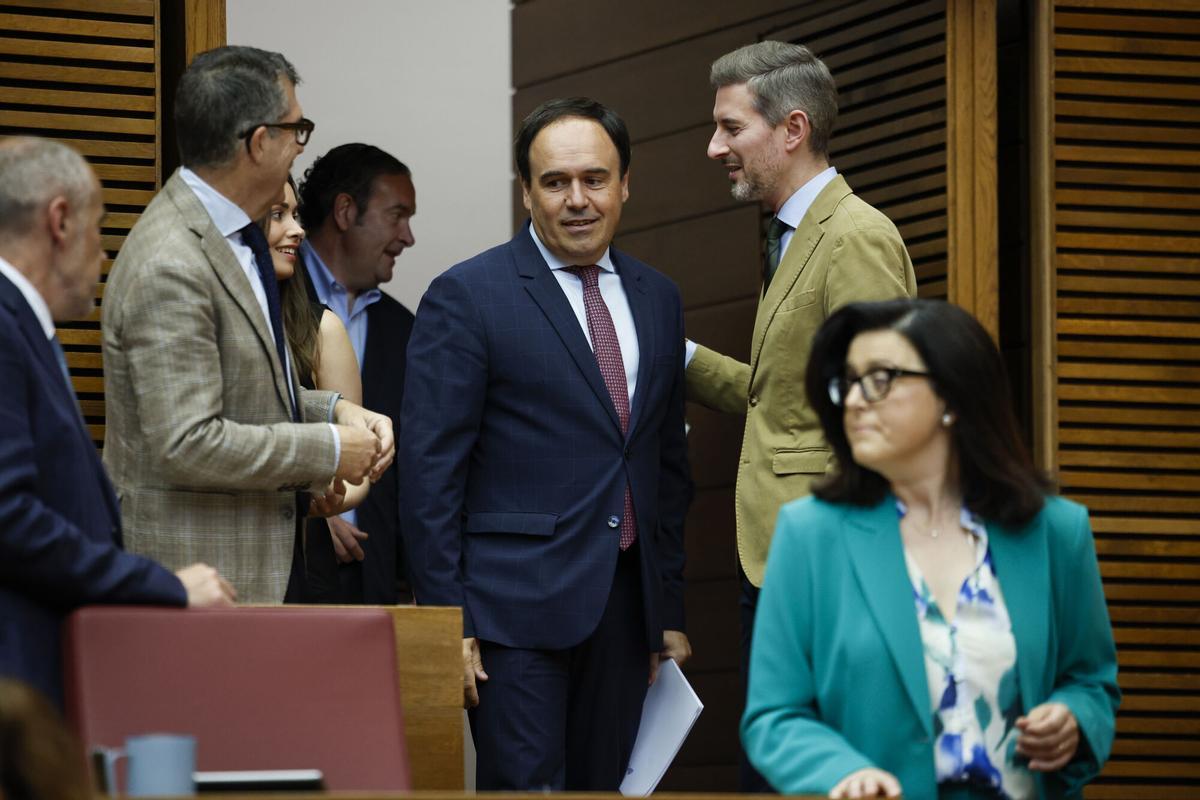 GRAFCVA3557. VALENCIA, 30/04/2026.- El president de la Generalitat, Juanfran Pérez Llorca, a su llegada al pleno de Les Corts Valencianes donde responde a preguntas de los grupos parlamentarios sobre si piensa aplicar el criterio de prioridad nacional en sus políticas, el "colapso de los servicios públicos" y su trabajo para mejorar la vida de los valencianos. EFE/Biel Aliño