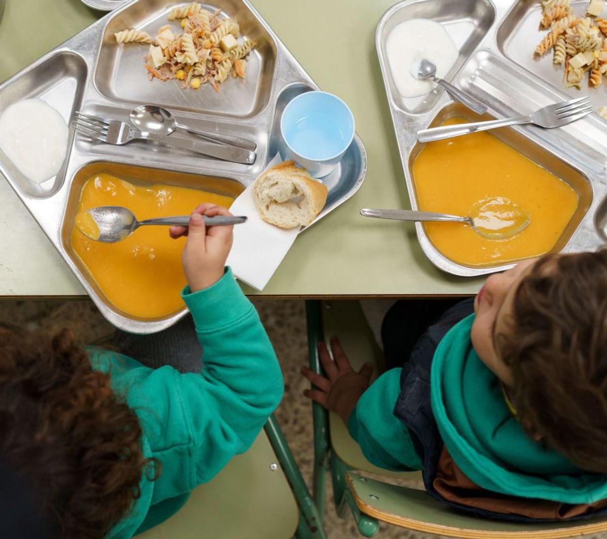 Alumnos en el tiempo de comedor.