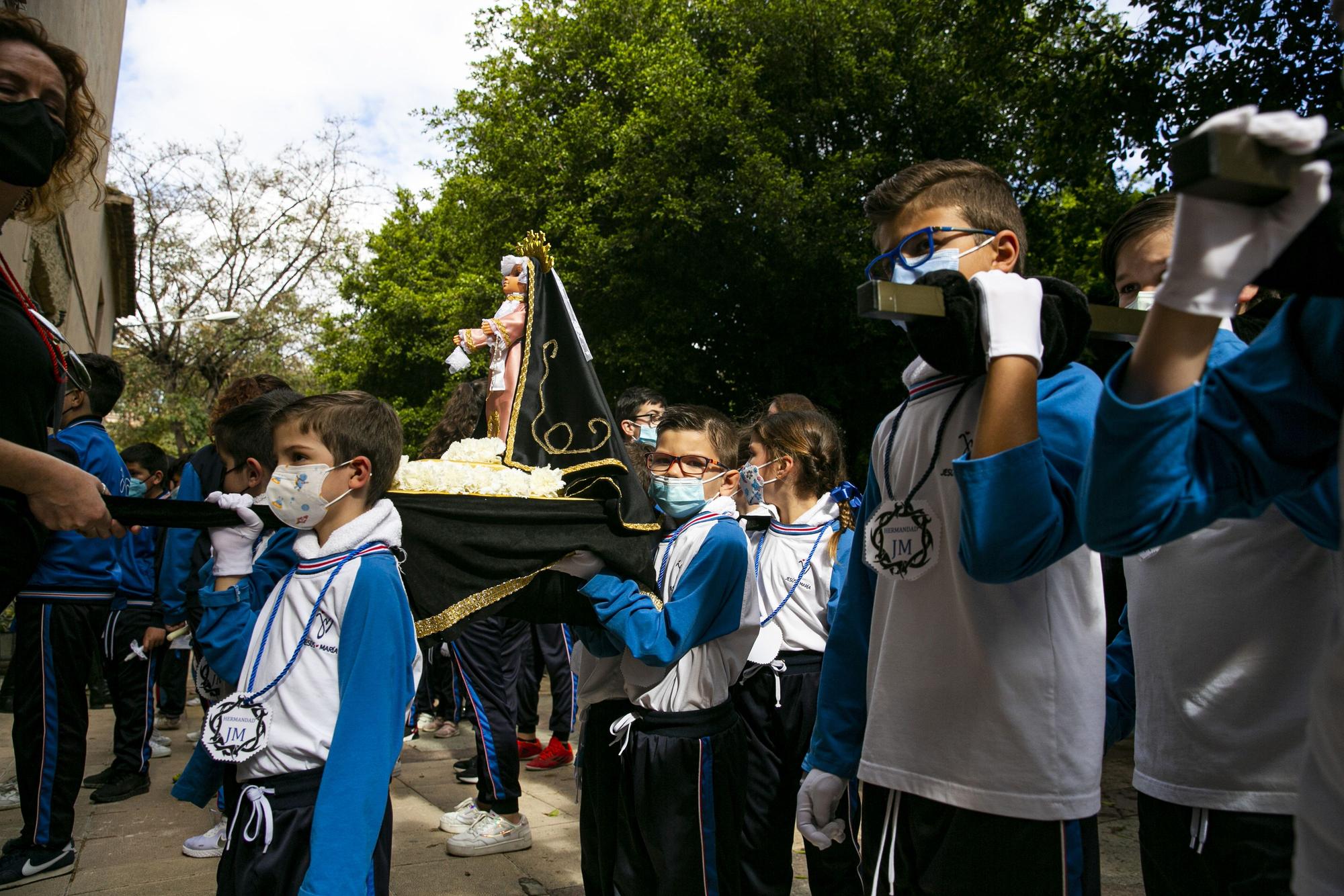 Alumnos de 3 a 16 años del colegio Jesús-María de Villafranqueza sacan seis tronos en procesión