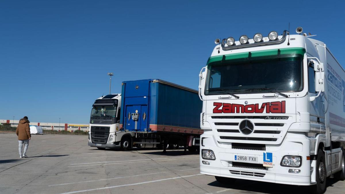 Vehículos estacionados en el Centro de Transportes de Zamora. | Jose Luis Fernández