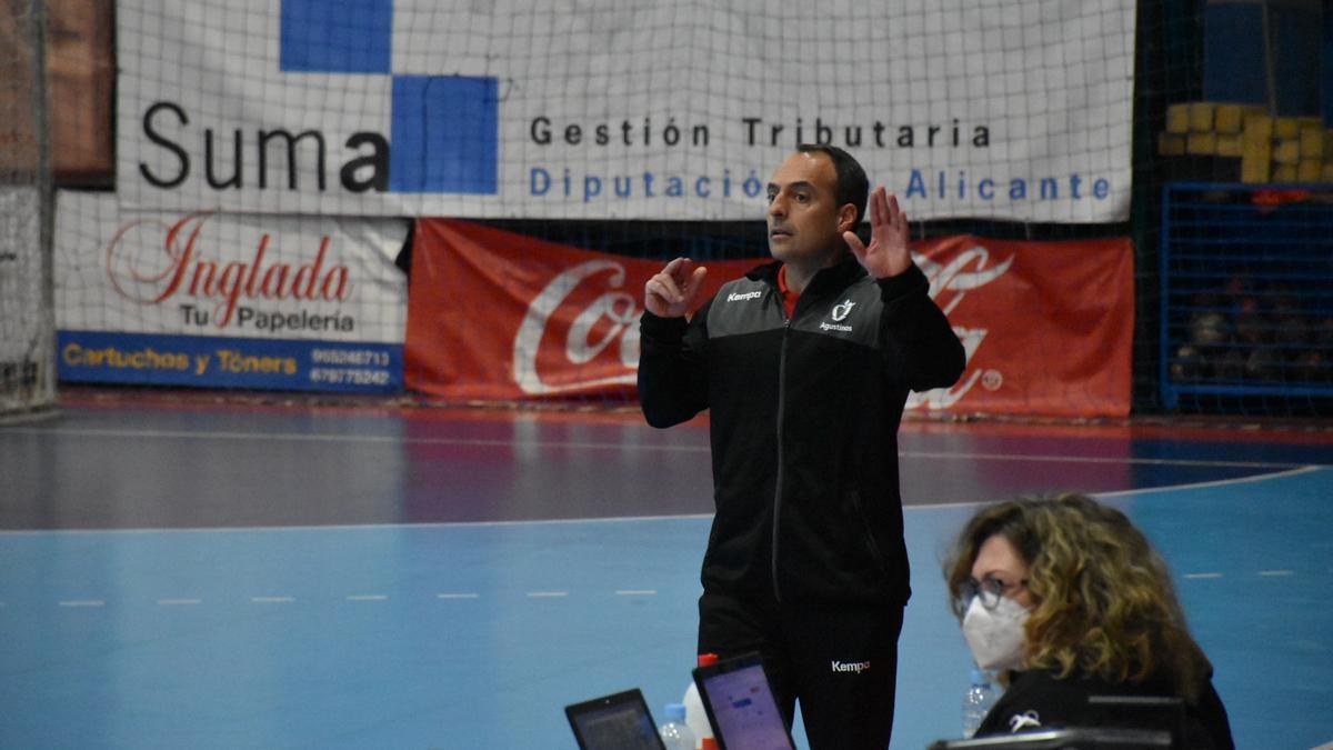 Alejandro Carrillo, entrenador de Agustinos