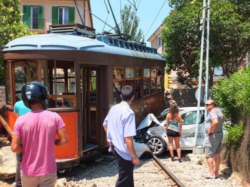 Sóller-Straßenbahn stößt mit Auto zusammen