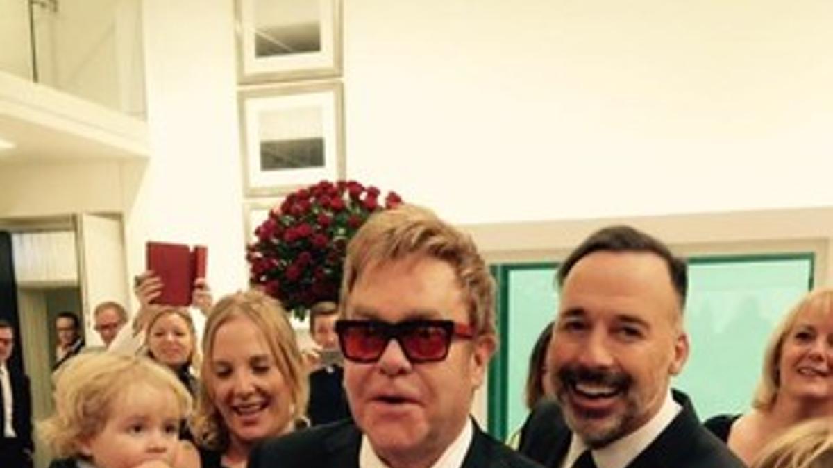 Elton John y David Furnish, tras la ceremonia.