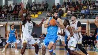 Exhibición del Class Sant Antoni para barrer de la pista al Huesca y colocarse segundo