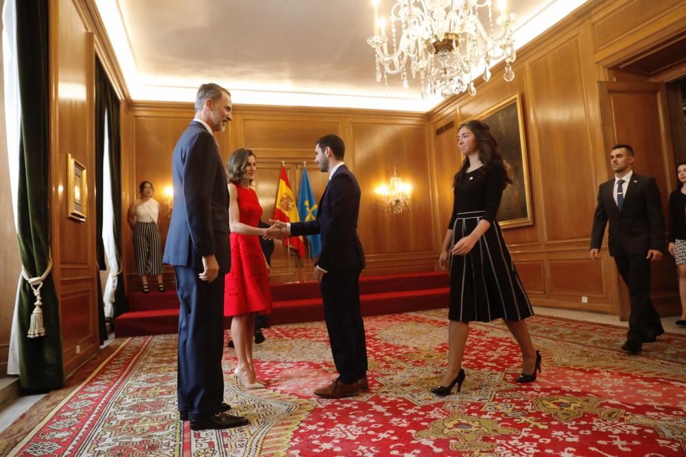 Los Reyes reciben a los mejores estudiantes de la Universidad de Oviedo.