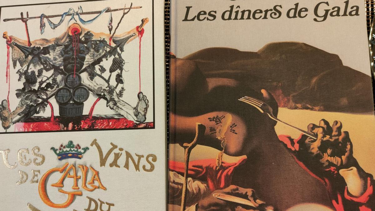 Los dos libros de gastronomía firmados por Salvador Dalí.