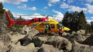 Un rescate con helicóptero en Meranges (Cerdanya) del GRAE de Bombers de la Generalitat, en 2022. 