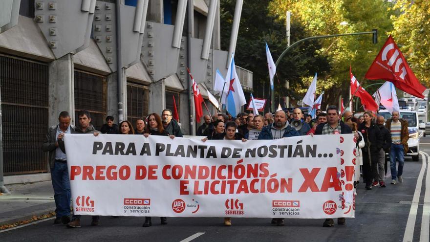 Protesta de trabajadores de Nostián pidiendo un nuevo contrato para la planta el mes pasado. |   // VÍCTOR ECHAVE
