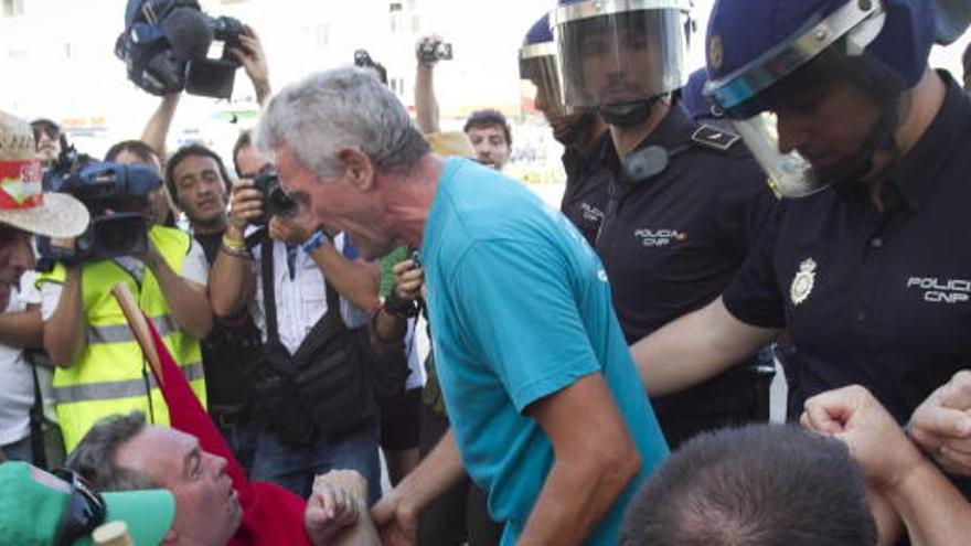 Los jornaleros se han concentrado a las puertas de la oficina de La Caixa.