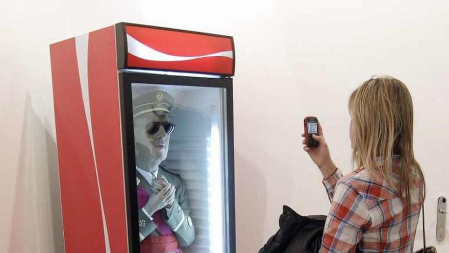 Una mujer fotografía una obra en ARCO.