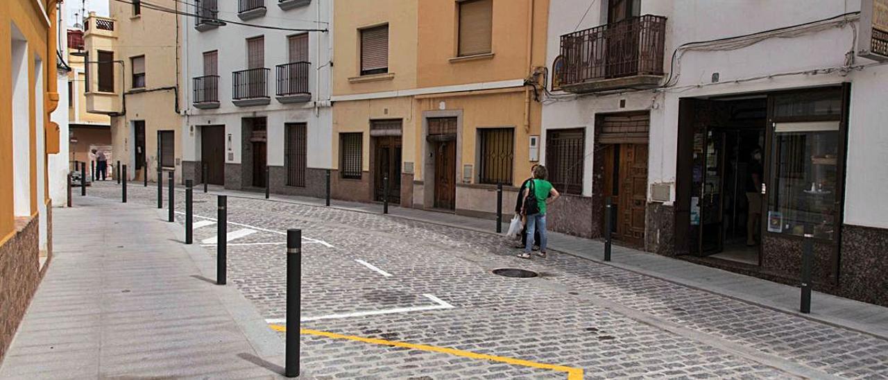 Vista de dos trams diferents del mateix carrer Sant Vicent, en el casc antic d’Oliva. A la dreta el lloc on habitualment se celebren les Calderes de Sant Antoni.                                               | LEVANTE-EMV