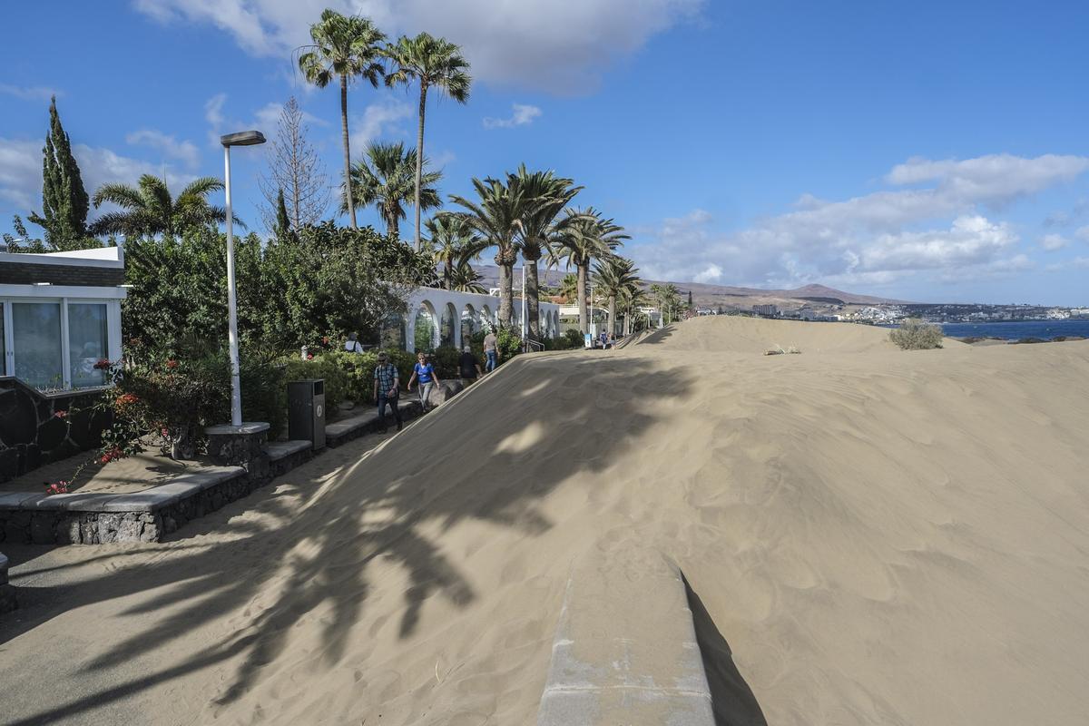 Arena de las Dunas de Maspalomas en el paseo martímo de Playa del Inglés