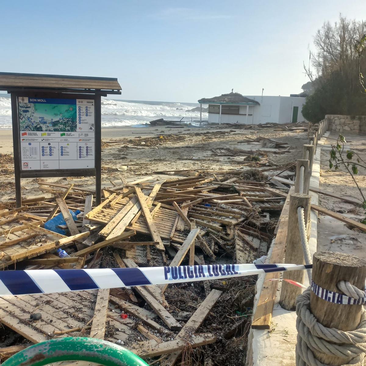 Nicht mehr viel übrig blieb vom Weg am Strand von Son Moll.