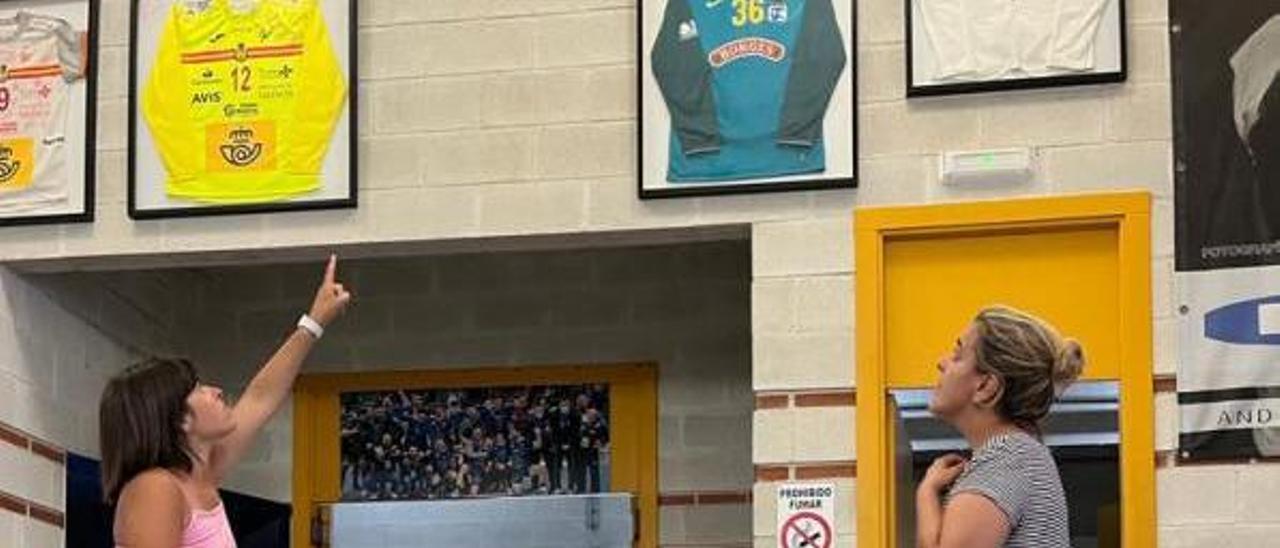 Iria Malvido y Sagrario Martínez en el pabellón de O Gatañal. |   // FARO