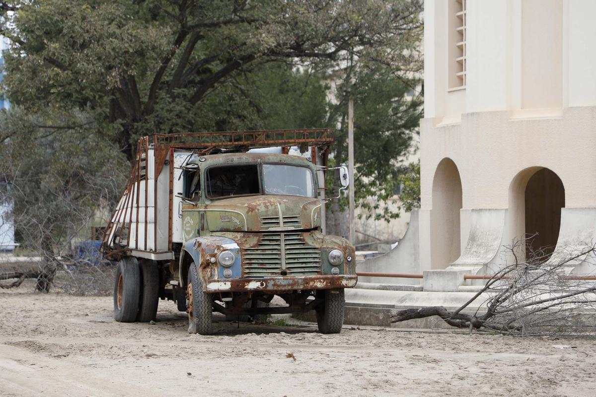 Un vehículo de la película 'Olvido' aparcado en los terrenos de Elcano