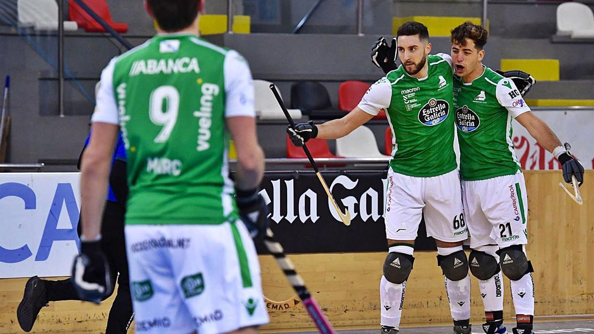 Celebración de un gol del Liceo en un partido en el Palacio de los Deportes de Riazor. |  // CARLOS PARDELLAS