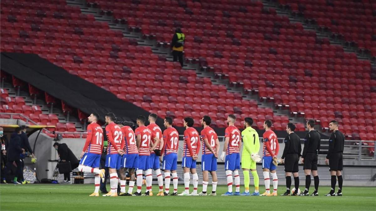 Los jugadores del Granada, antes de empezar el partido ante el Molde en Budapest.