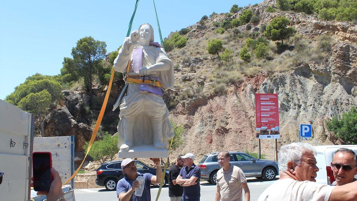 Los trabajos de colocación de la escultura desaparecida durante la Guerra Civil en el cerro de La Mola.