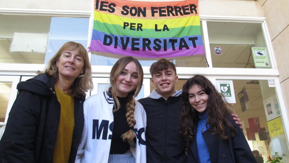 La profesora Xisca Fornés con Aina, Ana y Augusto, alumnos que ejercen de mediadores. | E. PÉREZ DE ROZAS
