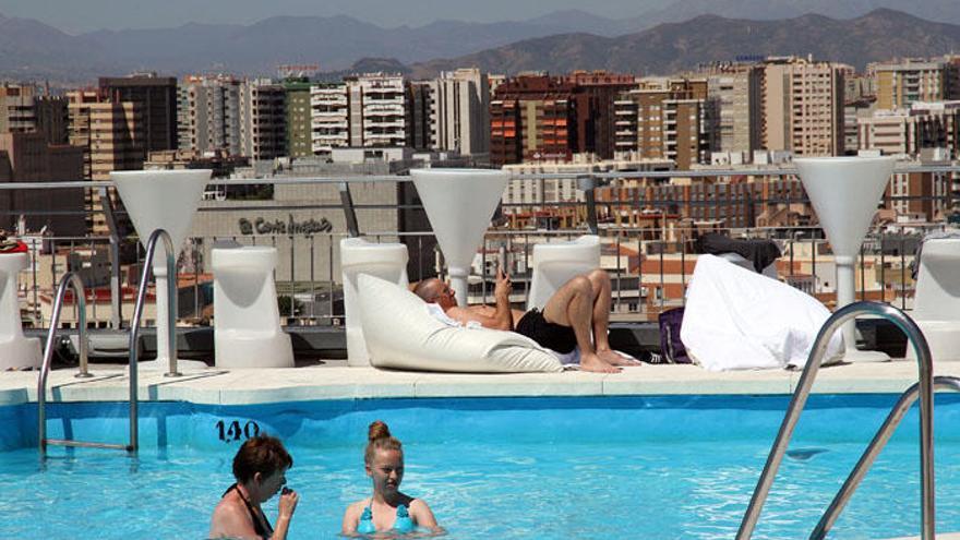 Un grupo de turistas disfruta de la piscina de uno de los hoteles de Málaga.