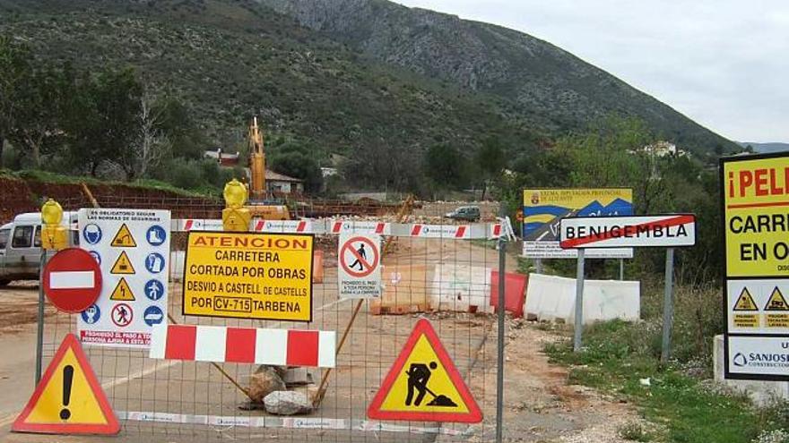 El cierre de la carretera obliga a dar un rodeo de 40 minutos.