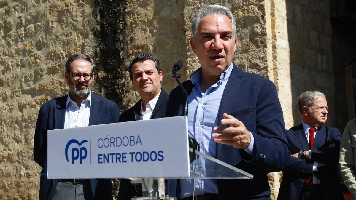 Elías Bendodo, con Bellido y otros dirigentes del PP en Córdoba, durante el acto celebrado este viernes.