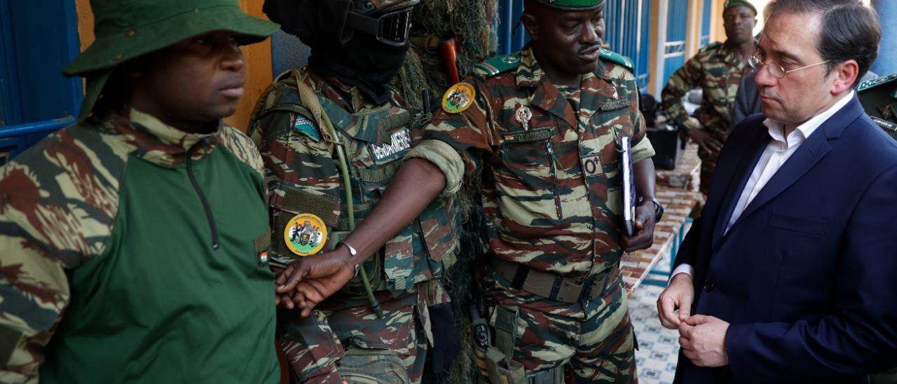 Albares visita la Gendarmería de Níger para conocer el desarrollo de la operación Garsi Sahel, un proyecto europeo liderado por España cuyo objetivo es la formación, dotación y puesta en marcha de unidades policiales que permitan a este país recuperar el control de su territorio.