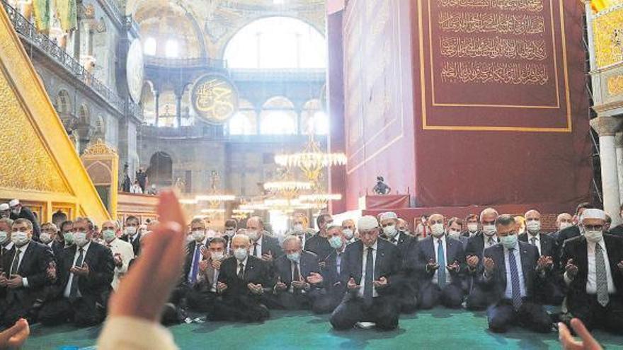 Erdogan, en el centro, durante la oración de ayer en Santa Sofía, tras la recuperación del templo como mezquita.